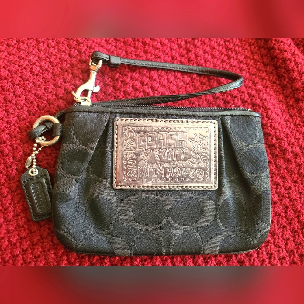 COACH POPPY WRISTLET EUC